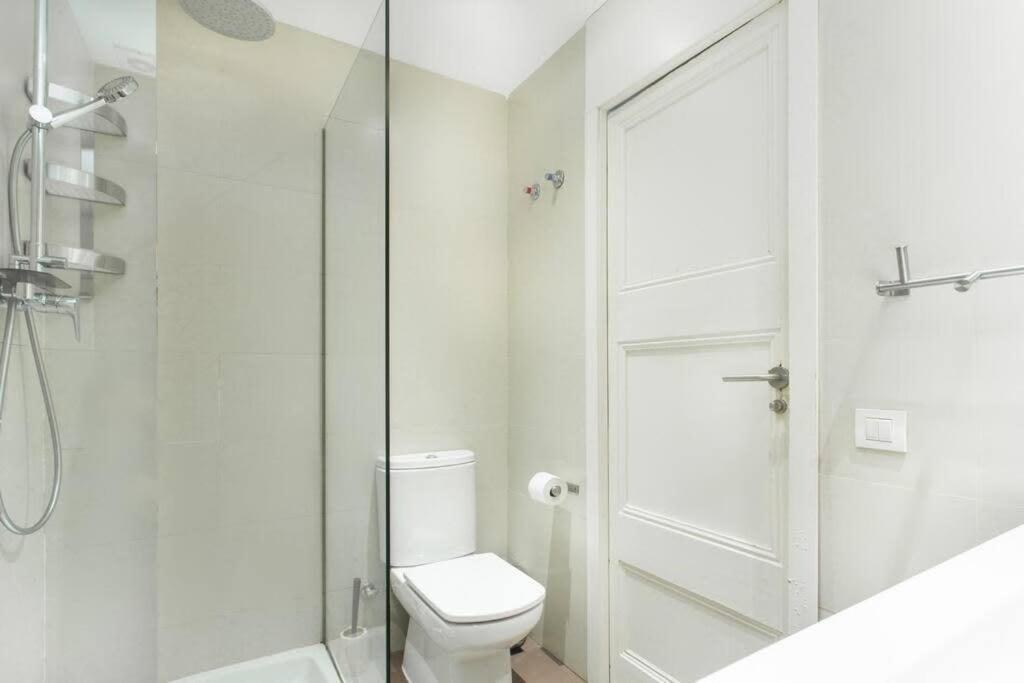 4Bedroom Apart With Balcony In Las Ramblas 3-2 Barcellona Esterno foto