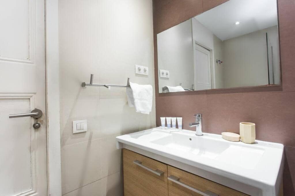 4Bedroom Apart With Balcony In Las Ramblas 3-2 Barcellona Esterno foto